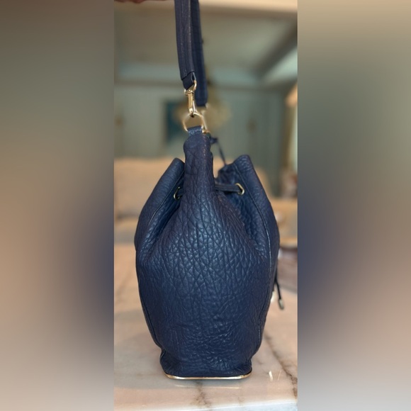 Vince Camuto Navy Leather With Gold Hardware Drawstring Bucket Bag EUC - Picture 10 of 17